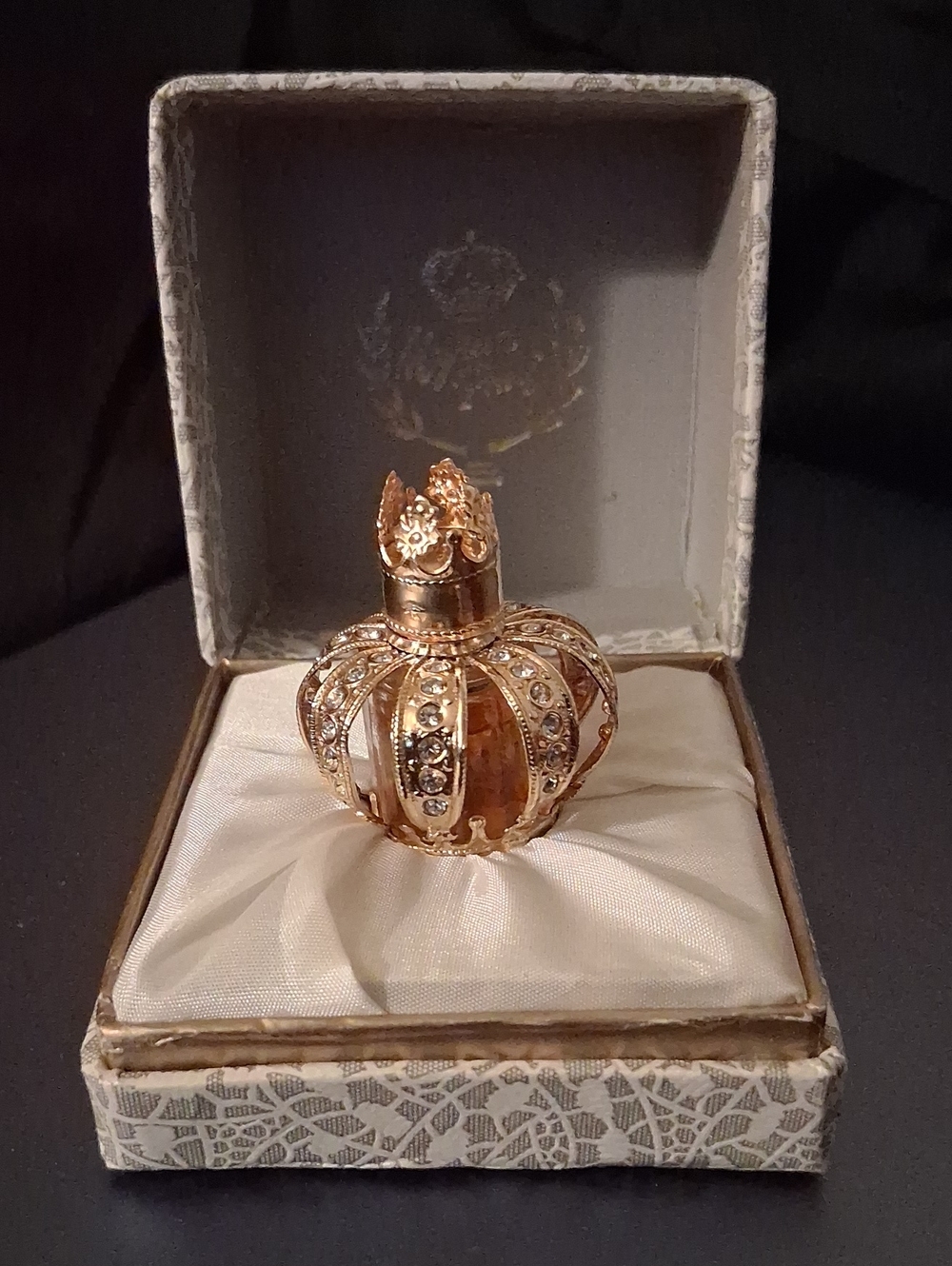 Gold Crown Pendant Necklace - Women's Royal-Inspired Jewelry